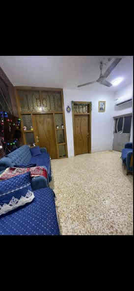 السلام عليكم بيت لبيع طابو ملك مساحه 150 استقبال جبير 7/4 وصاله جبيره وغرفه نوم جبيره 5/4 ومطبخ جبير وصحيات ثنين خارجيه ودخليه وحمام 2  عنوان بيت الحصوه حي الشهداء خلف مدرسه كواكب السعر 75 وبي مجال  الاستفسار اتصال على رقم ***********
