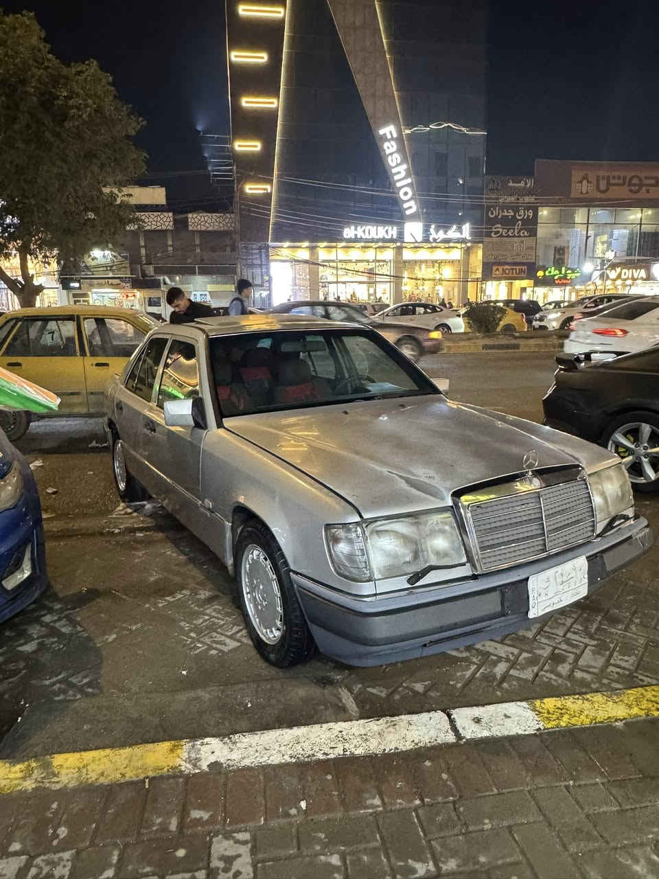 السلام عليكم
مارسدس دب موديل ١٩٩٠
كير ومحرك بلاد مكفول ٣٠٠ 
منظومة تبريد كاملة مكملة ثلج 
داخل كلش حلو ونظيف 
تخم تاير جديد 
باتري جديد 
صدر كلش نظيف 
بدون حادث فقط طخة صغيرة ب الجاملغ الخلفي 
بدون صبغ بس جاردة 
السعر ٦٨ وبيهة مجال بسيط
***********
