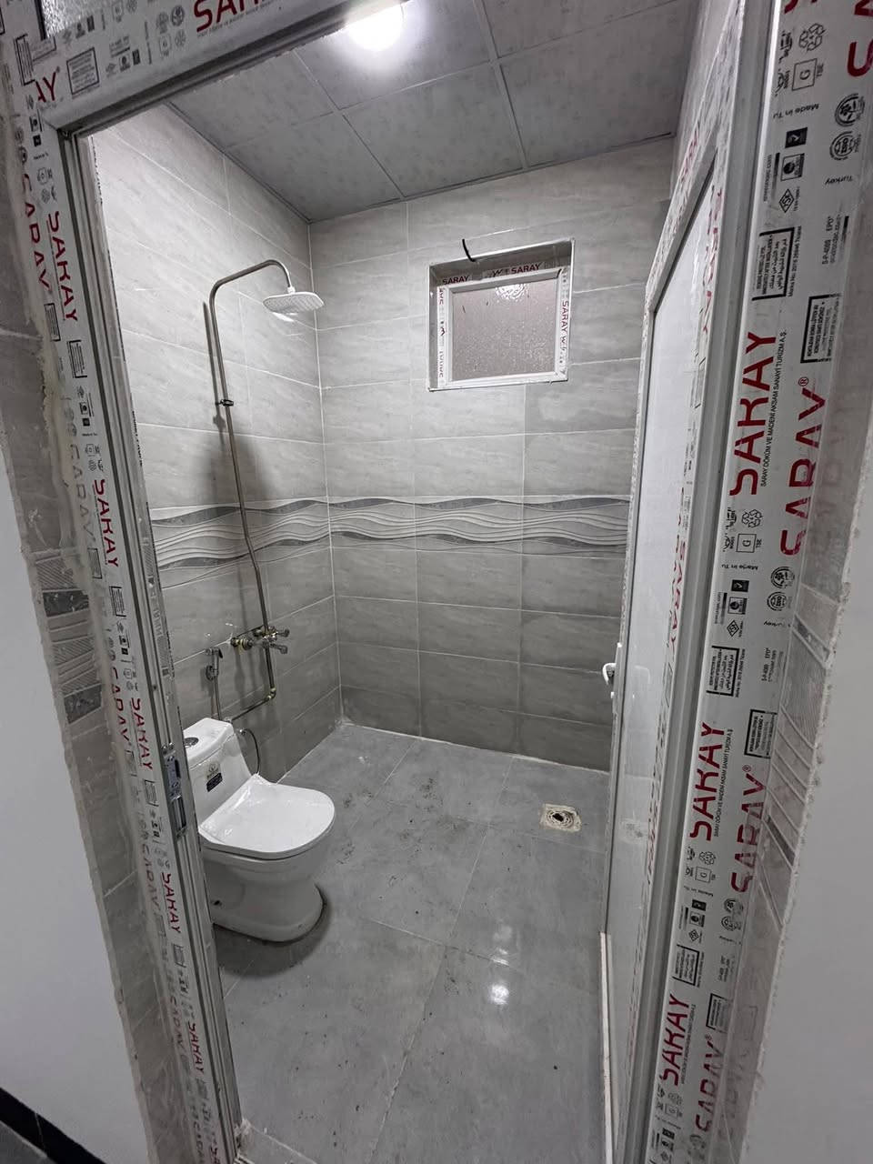 دار للبيع طابق ونص ملكي 
محجوز للمصرف العقاري تقديم جديد 
مساحته /100م واجه 5م طابق ونص .
درج خارجي 
طابق الاول /استقبال ومطبخ وصحيات وغرفة نوم وطابق ثاني غرفة نوم وصحيات درج خارجي 
موقع /قادسية -شارع ابو وليد 
مقدمة /37مليون وباقي عالمصرف العقاري مطلوب قسط شهري 438الف شهريا 
استلام مفتاح
للاستفسار /***********
