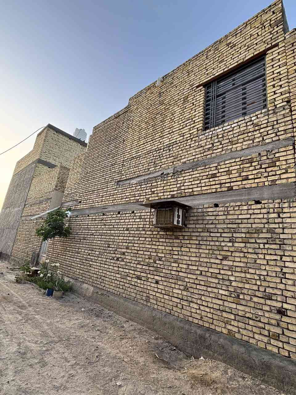 بيت للبيع الناصرية جوه الجسر السريع
البيت مرتب مساحة 200مواجهية16 نزال12ونص على شارعين 6م
الطابق الاول غرفتين وصاله وحمامات ومناور 2ومطبخ حار وبارد واستقبال جبير وحديقة 
الطابق الثاني:غرفة وحمام كاملات صب كونكريت وغرفه وحمام عگاده عوزهن تشتطيب 
البيت كلش حلو وبنائه جديد ونظيف للاستفسار :
***********
***********
