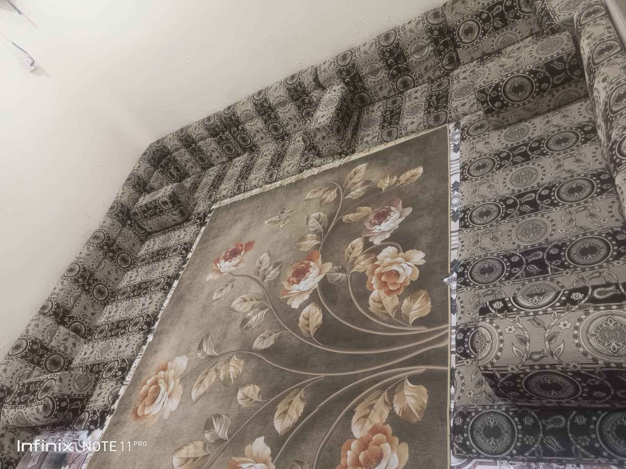 كعده عربيه نضيهه حلوه نضافه 70 بلميه تتكون من 6 دواشك وزاويتين السعر 85 مكاني القبله قرب سوق الكبير هاتف ***********
