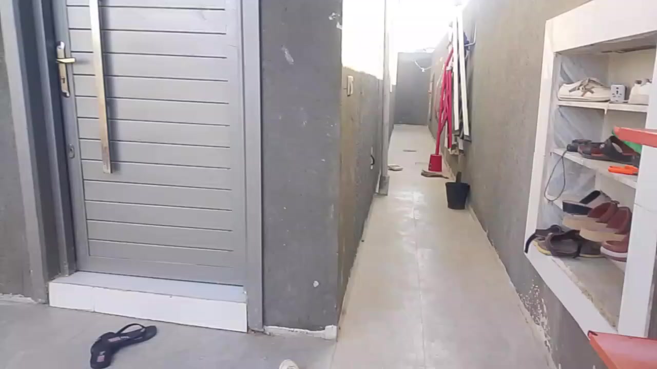 بيت 240 متر للبيع 
البيت الخالص طريق ابو تمر قرب حسينية الامام المهدي عجل الله فرجه
اي استفسار 
***********
البناء ١٨٠
