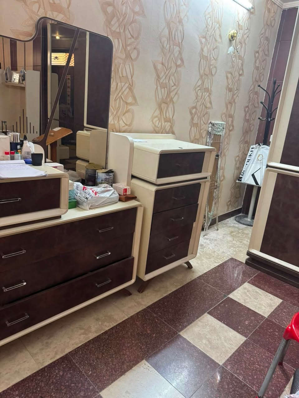 السلام عليكم غرفه تركيه للبيع مشتريته ب3 ملايين واريد أبيعه ب2 بيه مجال قليل متكونه الغرفه من 
جربايه مع الكومديات ال2
مرايا 
ميز التواليت 
كومدي مجرات 
كنتور بابين  سلايد 
ميز التلفزيون 
دوشك عدد 2 واحد مستعمل والثاني جديد سعرهم الجديد ب125 والمستعمل ب50 
العنوان / البلديات 
للاستفسار الاتصال على هذا الرقم /‭***********‬
