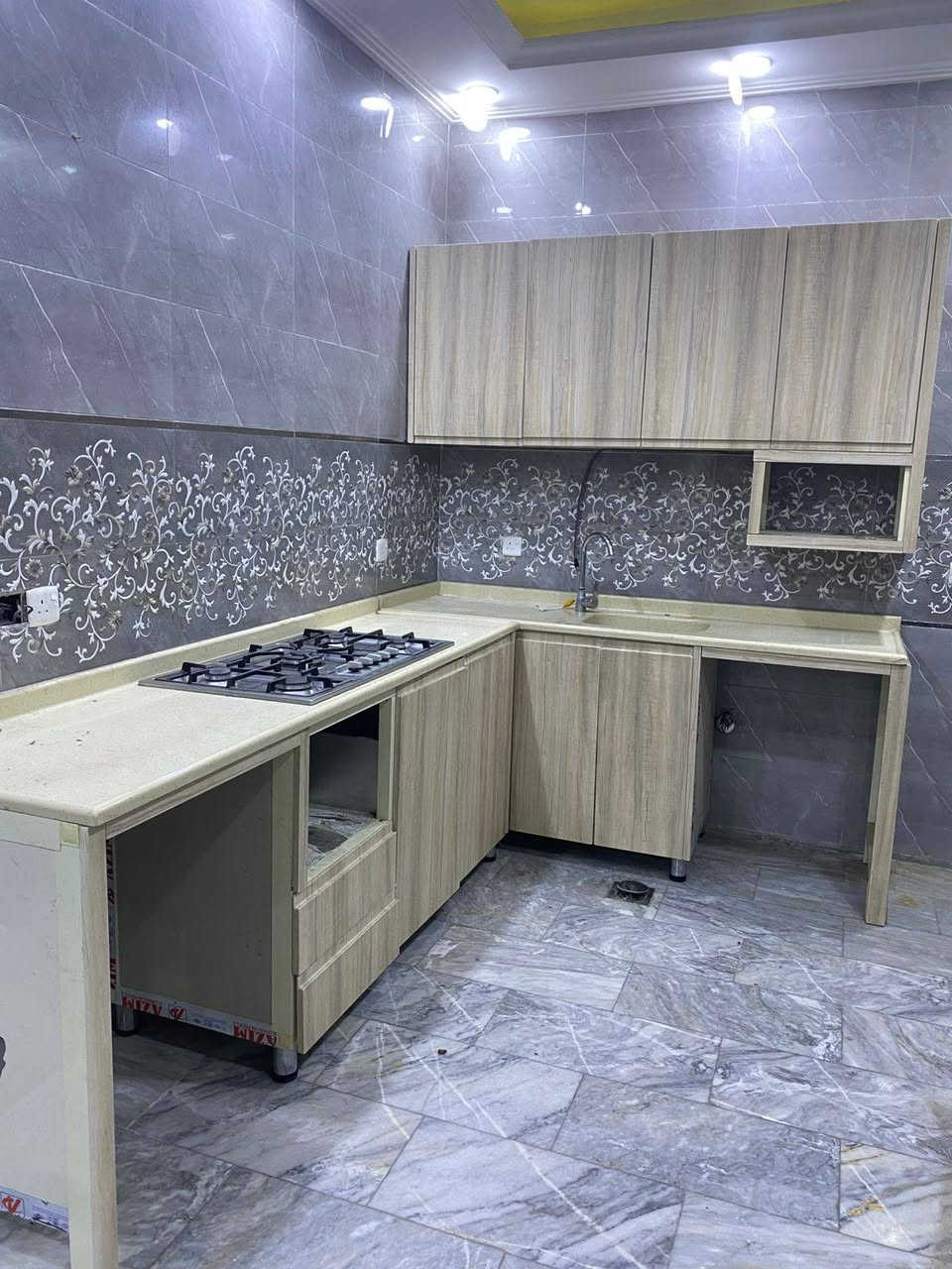 السلام عليكم للبيع تخم تركي سرير 10 مقاعد السعر 500 الف مع كاونترات الخارج  HDF والداخل المنيوم مع طباخ منضدي السعر500 الف المكان نفق الشرطه للإستفسار ***********
