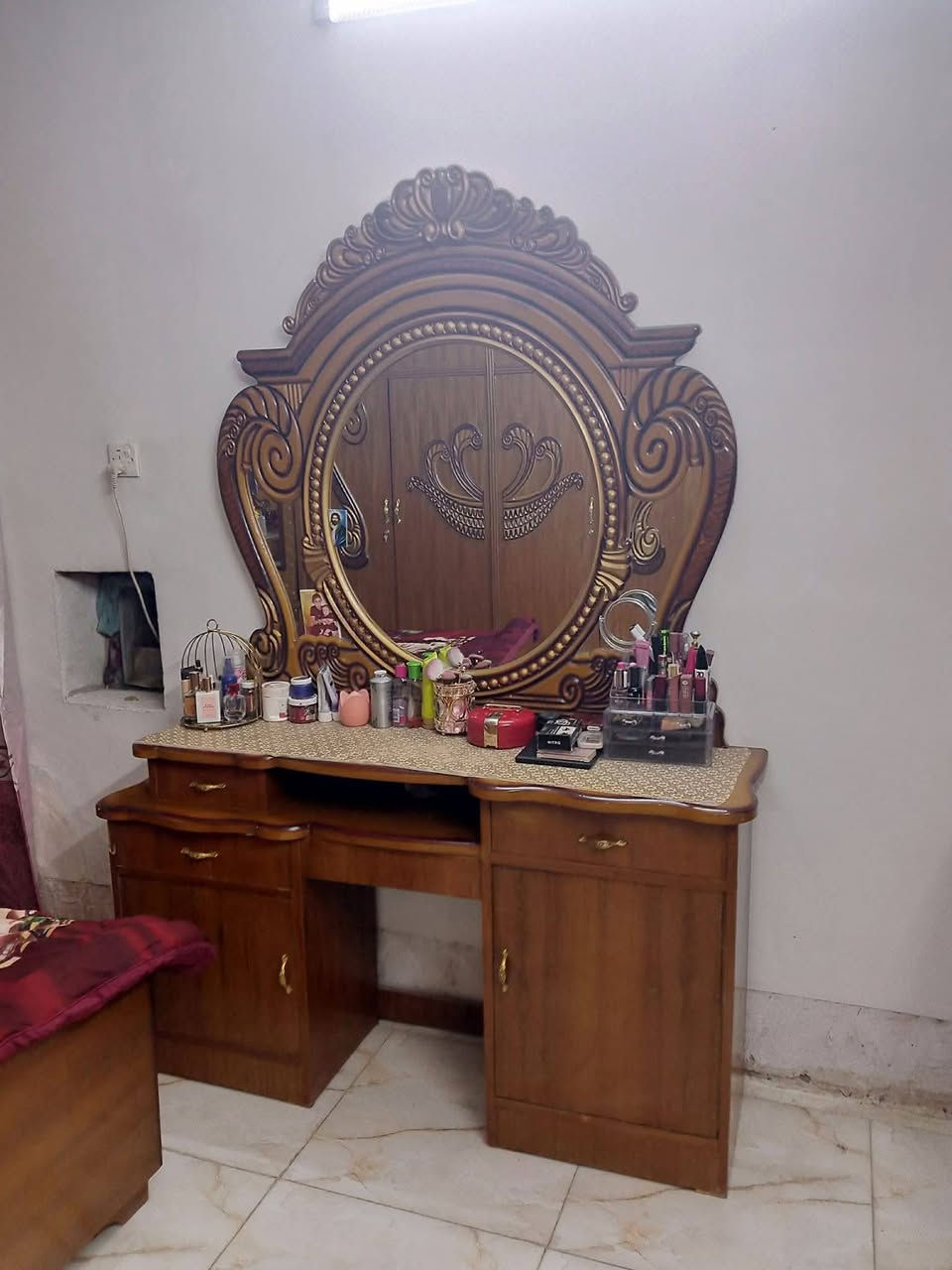 غرفة اخشاب عراقي مسگم قوي
الضهر شد براغي ٦ ابواب كبيرة مع ملحق دواخل 
سعر ٧٠٠ وبيها مجال بسيط
للاستفسار 
واتساب او ماسنجر 
***********
