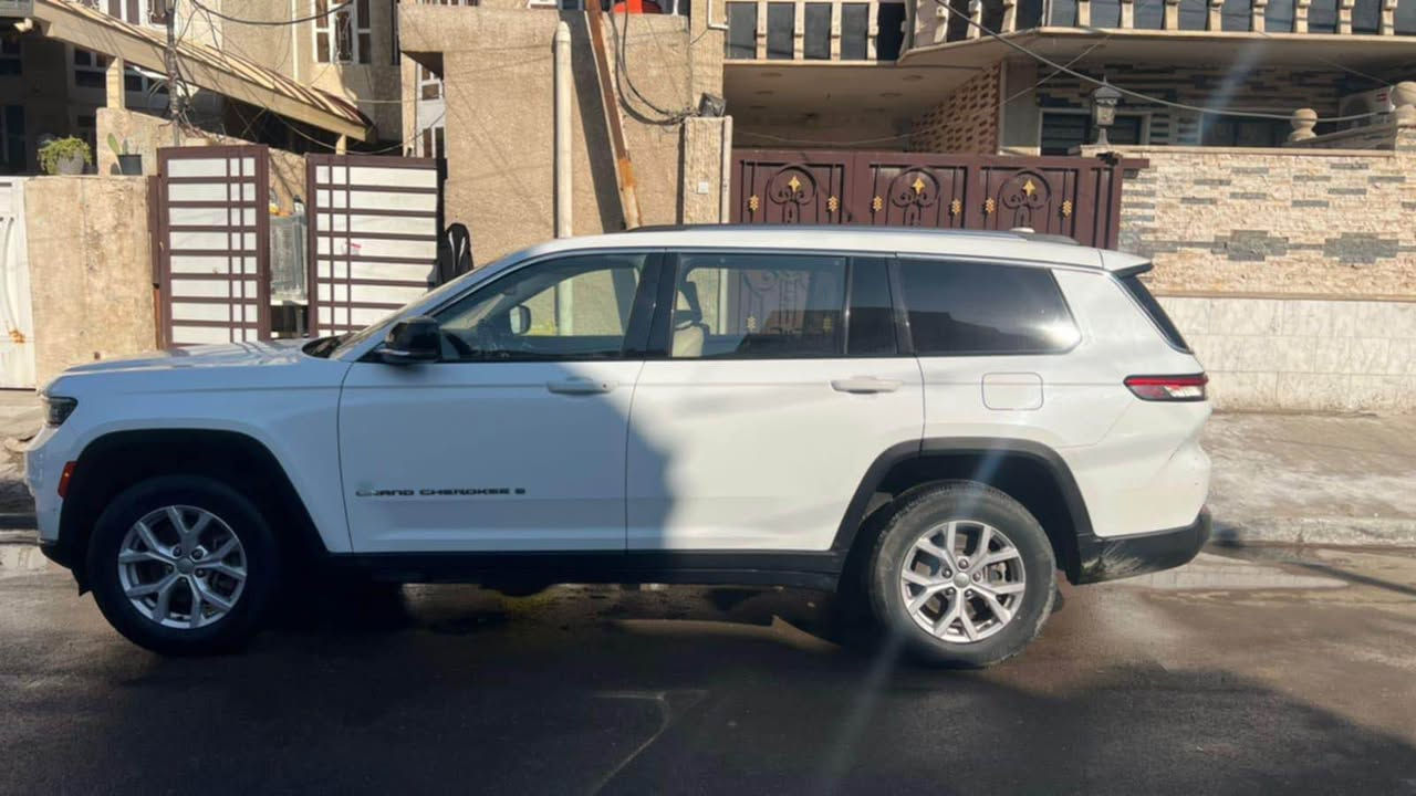 جيب كراند شيروكي لمتد 7 راكب .
الموديل : 2022 . امريكي المحرك : V6.  3.6L . 
العداد : . ( 75 ميل. 

المواصفات :
**خمس كامرات محيطية
* دفع رباعي 4x4 . 
* رادار امامي مع مانع تصادم . 
* تحذير الخروج عن المسار . 
* تحذير النقطة عمياء ⚠ .
* ويل قياس 20 انج .
* سقف بانوراما . 
* شاشه كبيرة 10.1 انج . 
*خمس كامرات من كل اتجاهات
* نظام الخرائط (GPS) .
* كاميرا داخلية . 
* كاميرا خلفية . 
* المصابيح الأمامية زنون .
* كشافات الضباب زنون .     
* تشغيل عن بعد .
* صندوق كهربائي .
* مقصورة الركاب من الجلد الفاخر .
* حفظ وضعيات الجلوس (ميموري) . 
* المقاعد الأمامية كهربائية .
* المقاعد الأمامية تبريد وتدفئة .
* المقاعد الخلفية تدفئة .
* سستم صوت Alpine . 
* انارة داخلية LED . 
* حساسات خلفية . 
* 7 راكب vip
* مكيف خلفي مع وحدة تحكم منفصلة . 
* تدفئة ستيرن . 
* مانع تصادم خلفي .
وامامي
* بلوتوث تلفون . 
* محدد سرعة . 
* نظام التشغيل والاطفاء الاوتوماتيكي .
* ⁠سياره مكفوله كفاله عامه 
عد باب خلفي مبدل وبارد كد  شب بلجملغ خلفي
رقم الهاتف  ***********
مكاني بغداد الطالبية الشراي يتصل بغداد, العراق
