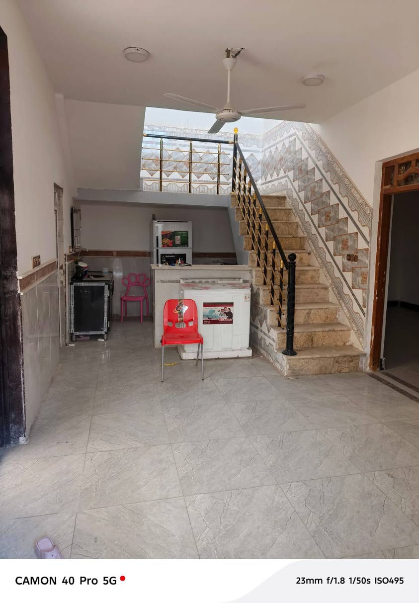 ياالله يارزاق
مكتب عقارات الثقه يتوفر لدينا بيت للايجار في حي الثوره 
١٠٠ متر طابقين مربع البيت جديد يتكون البيت من 
الطابق الاول
( استقبال صاله غرفه وحده مطبخ صحيات ساحه منور)
أما الطابق الثاني 
غرفه وحده . صاله 
ايجاره ٤٠٠ وبي مجال .... دلالية المكتب 50 الف 
للاستفسار يرجى الاتصال على الرقم 
إتصال هاتفي 📱 أو واتساب ***********
