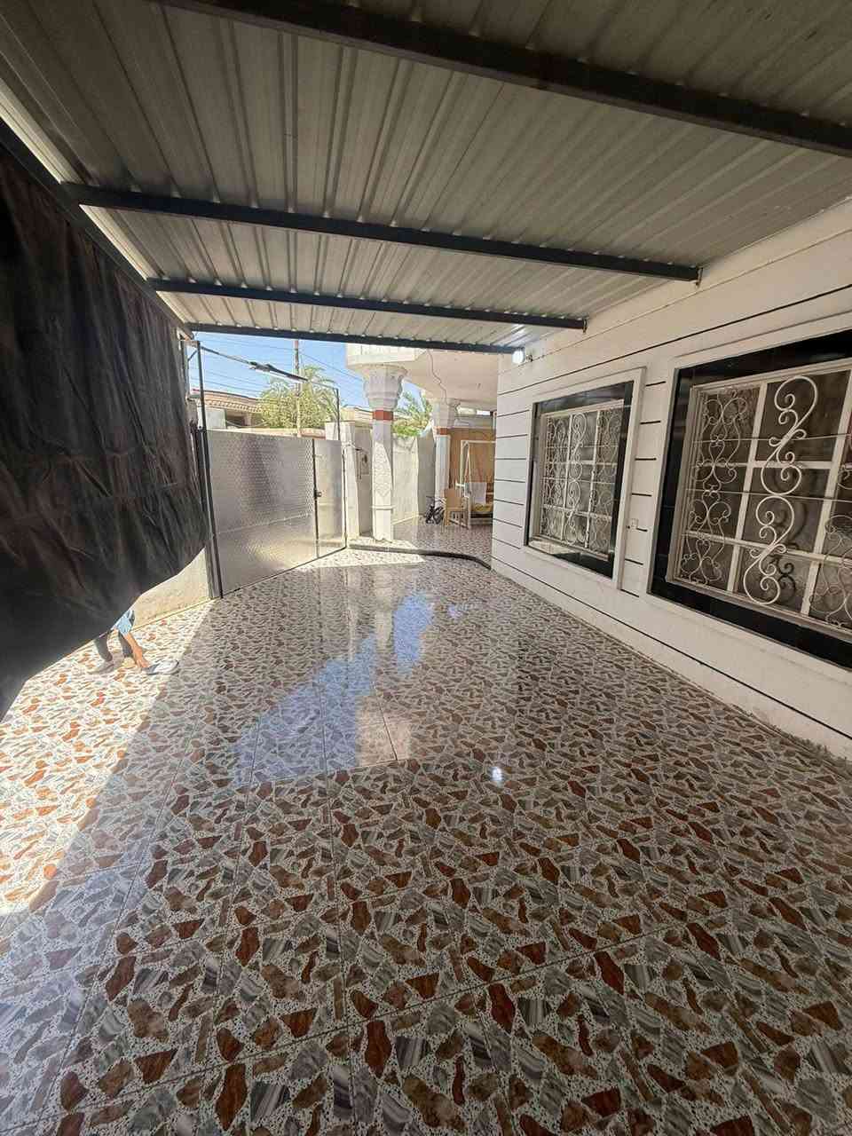 بيت للبيع الحبانيه كوليكم حي العمال شاره العام قرب جامع طارق بن زياد البيت مساحته تقريبا 300الطرمه كبيره استقبال ضيوف 6في4 صلاه 5في5 قرفه جوه سويت 5في4 مطبخ 4في4 الطابق الثاني صاله فوك المساحه نفس الوجوه قرف سويت عدد 2 المساحه 5في4  للاستفسار اتصل ***********
