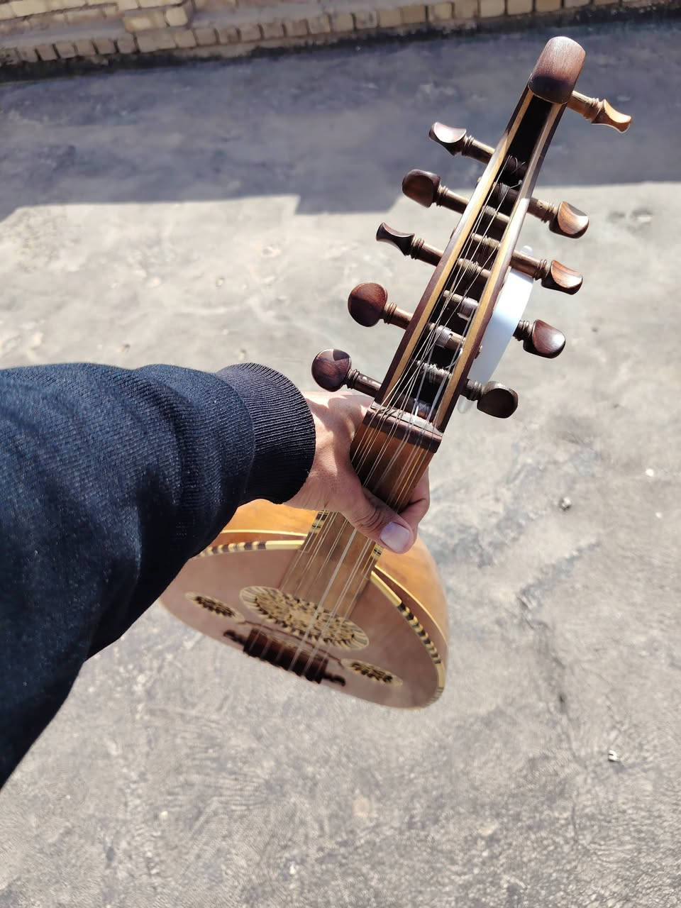 السلام عليكم عود عراقي للبيع صناعة شوقي الخزرجي عود جاهز أوتار قبل شهر مبدلة معروض ب 650 وبي مجال للطيبين *********** هذا رقمي اتصل وتدلل وتفضل واتساب اسمع صوت العود
