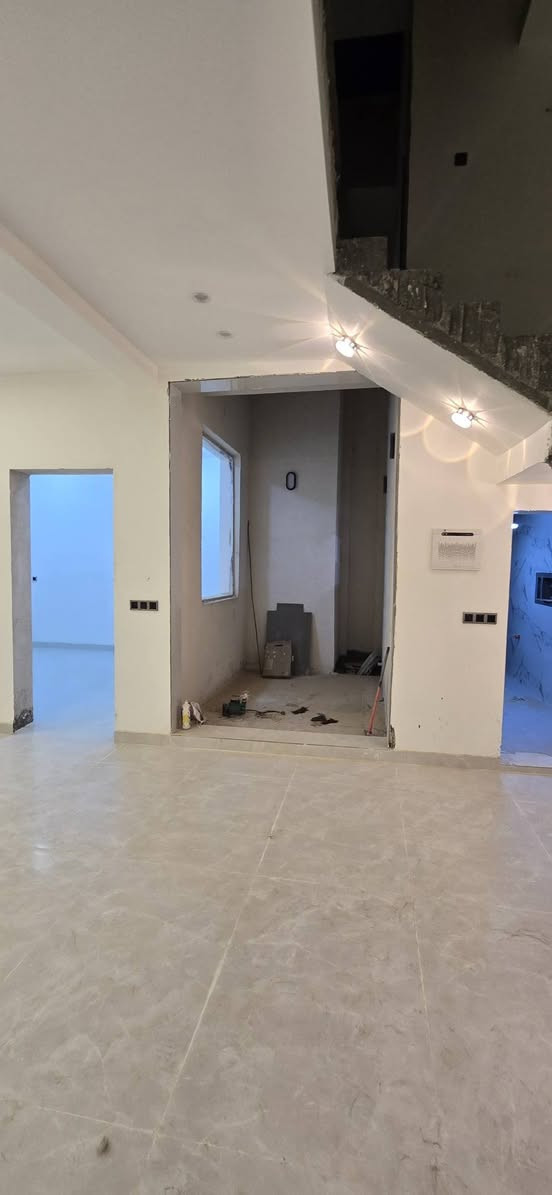 السلام عليكم بيت للبيع المساحه 250 متر بناء حديث درجه اولى طابقين ٤ غرف نوم طابوق يحتوي على كافة الخدمات يباع عل هل وضع او بعد التشطيب حسب الاتفاق العنوان كربلاء حولي ابو مهدي المهندس خلف سايلو كربلاء عبر نهر الهنيديه
***********
***********
