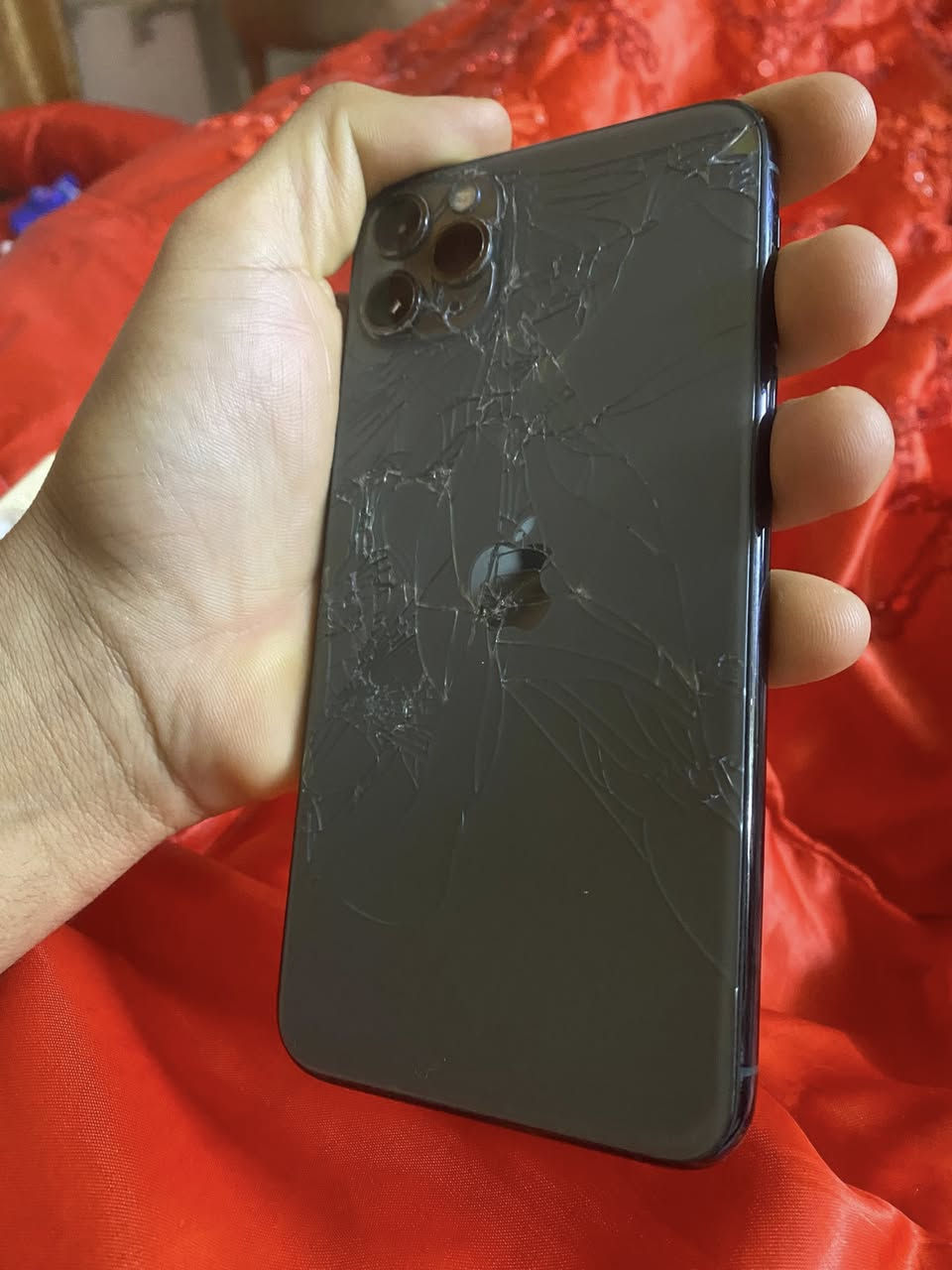 11برو ماكس  سعره مناسب ممفتوح فقط ضهرك مكسور بطاريه 76 والذاكره 64 مكاني بغداد حي الجهاد سعره 210 رقم ***********
