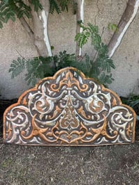 تاج او مدخل باب او لوحة  نحاس قديم زخرفة عربية  القياس عرض 110 سم     ...