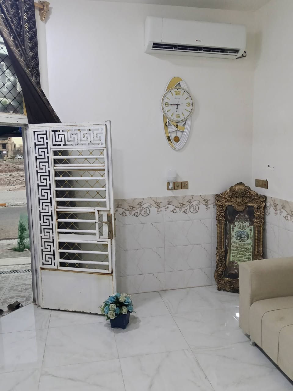 البيت للبيع با الكادميه المساحه 100م كونكريت مسلح علا ساحه يحتوي البيت علا غرفة نوم و صاله و مطبخ و براني وصحيات خارجية و داخليه اللاستفسار مراجعة مكتب سلام الجبوري الاتصال ***********
