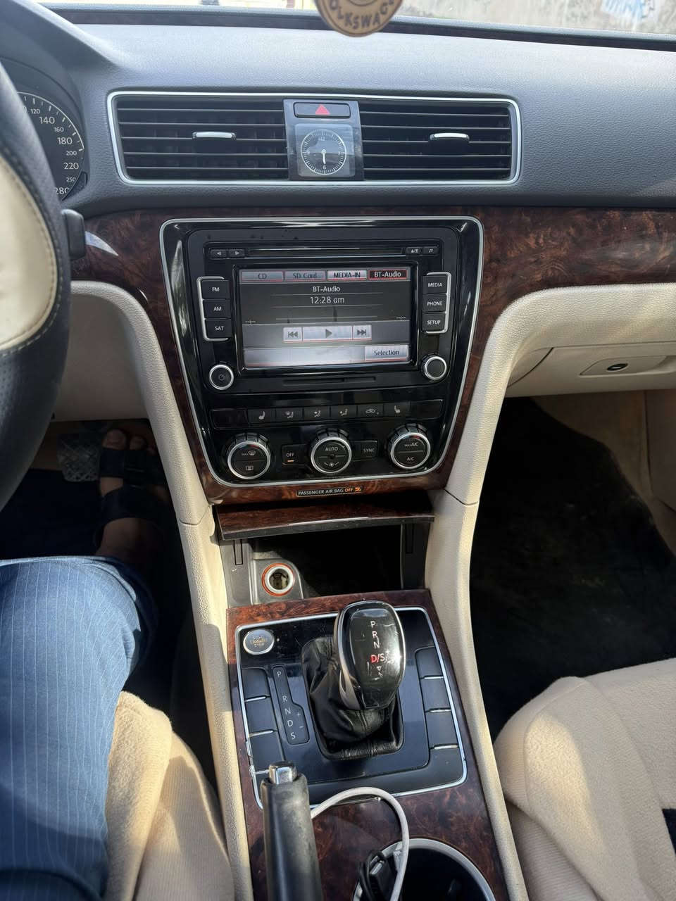 فولكس واكن باسات ٢٠١٣ 
رقم بغداد انكليزي بسمي سنويه وهزه جدد 
سياره جديده ع ايدي ماشيه ١٥٥ الف كليو 
محرك ٥ سلندر ٢٥٠٠
السياره خليجي استلام شركه فول مواصفات ولحد يكلي شنو مواصفاتهه فول حته دمام بيهه بلات 
كير ومحرك بشرط 
تبريد تدفئه بشرط 
صدر امامي خلفي جديد
تخم تاير ياباني جديد 
لايتات بلوجكترات عدسه زنون دوار مع ستيرن داينمكً
داخل سياره جديد 
داخل البنيد جديد 
داخل صندوكً جديد 
بيه ٣ قطع رش فقط  اثر شخوط متعمده رش فقط رش ومصورهن قبل صبغ 
سياره جديده وجاهزه من كلشي وترايك ال المانيا 
مكان سياره بغداد جديده او المنصور 
رقمي متوفر واتساب 
***********
