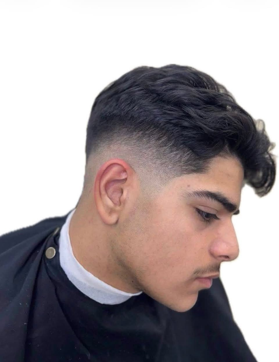 حلاق احمد احدث قصات
ايطالي+ برازيلي+ رسمي
متوفر عنايه للبشره ✨💈
عنواني يم باب B يم سيطره
رقمي ☎️((*********** ))
