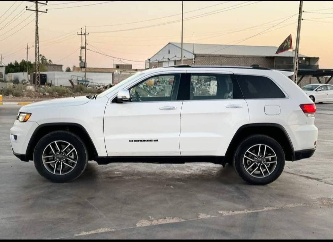 لـلـبـيـع 🪬

#جيب. كراند شيروكي 
#مـوديل 2022 𒊹︎
#مـاشـيه .٦٢ ك  . 𒊹︎
#رقم. بغداد تحويل ثاني يوم بأسمي . 𒊹︎
#لـون.ابيض 𒊹︎

#فئـة LIMITED  فـول. مـوصـفـات𒊹︎

( مـوصـفـات 1/1 )  
✪✪✪✪✪✪✪✪✪
☜︎ شاشه كبيره ☞︎✔︎
☜︎  كشنات تدفه ☞︎✔︎
☜︎كشنات تبريد ☞︎✔︎
☜︎ردار جانبي وخلفي  ☞︎✔︎
☜︎فتحة  ☞︎✔︎
محرك 3600
6 سلندر
☜︎اشاير بل مري ☞︎✔︎
☜︎كشنات جلد ☞︎✔︎
☜︎صندوق كهرباء ☞︎✔︎
☜︎كار بلاي ☞︎✔︎
☜︎ستيرن تدفه ☞︎✔︎
☜︎خزن ميموري  كشنات مع الستيرن  ☞︎✔︎
☜︎بصمة ابواب ☞︎✔︎
☜︎جام اوتو ☞︎✔︎
☜︎ رادار خلفي  ☞︎✔︎
☜︎حساسات خلفيه ☞︎✔︎
☜︎نضام سبورت و ايكو ☞︎✔︎
☜︎تحكم جهتين ستيرن ☞︎✔︎
☜︎ مانع انزلاق ABS نضام ☞︎✔︎
☜︎ سستم صوت متكامل
 ☞︎✔︎
☜︎ بلاجكتور زنون ☞︎✔︎
☜︎اشارة LED ☞︎✔︎
☜︎لايت زنون ☞︎✔︎
☜︎تبريد قطعتين ☞︎✔︎
☜︎كشنات خلفي تـدفـه ☞︎✔︎
☜︎كروس سرعة ☞︎✔︎
☜︎  فور ويل   نضام ماوس ☞︎✔︎
معروفه ال 22 ومواصفاتهه المتد الفول الشكل القديم 5 راكب

➜➜➜➜➜➜➜➜➜➜➜➜➜➤➜➜
#الحادث.  : جاملغ وبنيد والثاني مصبوغ  
  : موجود سونار يمكم 

السعر ‼️ علق بتم يجيك السعر بالخاص ‼️

مكان السياره بغداد الزعفرانيه 

رقم صاحب السياره ***********
