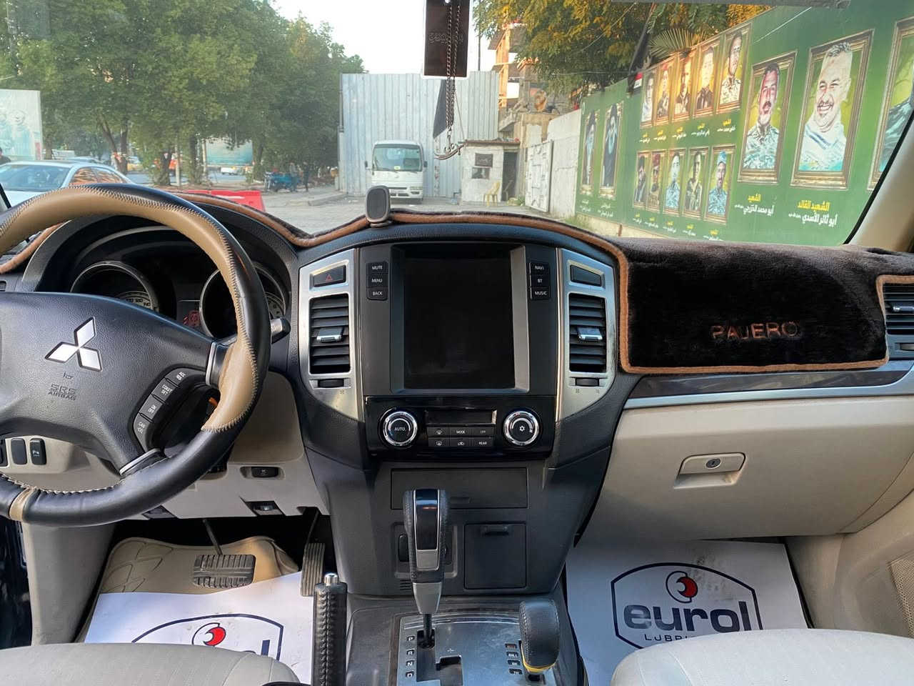 السلام عليكم باجيرو اسود ملكي موديل ٢٠١٦ مكينه ٣٥٠٠ المرغوب شاشه كبيره كامره اشاره ترحيب مري شفط داخل بيجي صاج السياره مكفوله من الصبغ والتبديل تحكمات استيرن رقم اربيل بأسم اخويه بيها تكحيله كولش بسيطه على كد اصبع الباب خلف الصدر السعر ١٧٧ مكان السياره اسكان المنصور او حي اور رقم الهاتف ***********
