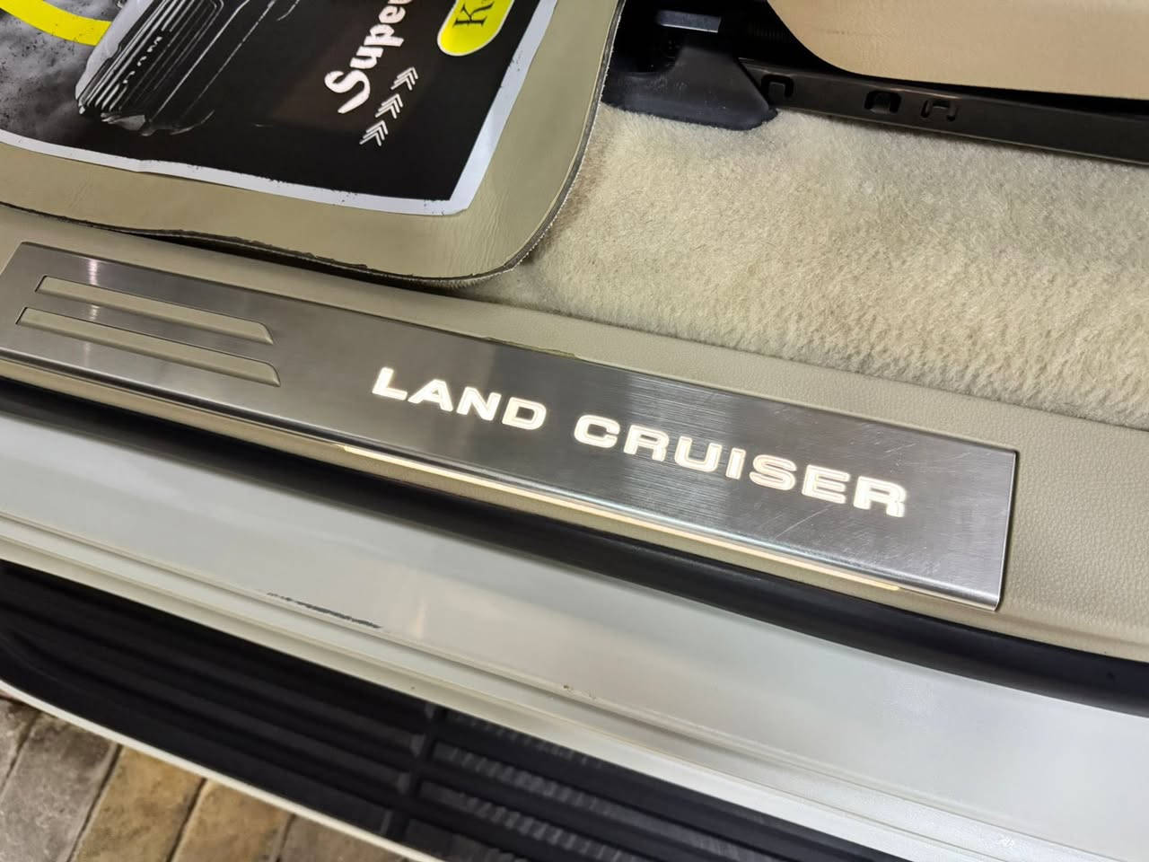 السلا عليكم ورحمة الله للبيع تيوتا لاندكروزر 2023 ماشيه 38 استلام زيرو وبعدها داخله بضمان شركه ساز 
مواصفات فول VX باب اول مكفوله كفاله عامه شرط اخت الزيرو تايرات الشركه لا بارد ولا قطره صبغ ولا رصعه وبيها سونار جديد رقم أربيل الجديد محرك 6 سلندر تنفس طبيعي مواصفات VX معروفه سعرها 675 وبيها مجال للجناي مكانها بالرمادي *********** 
***********
