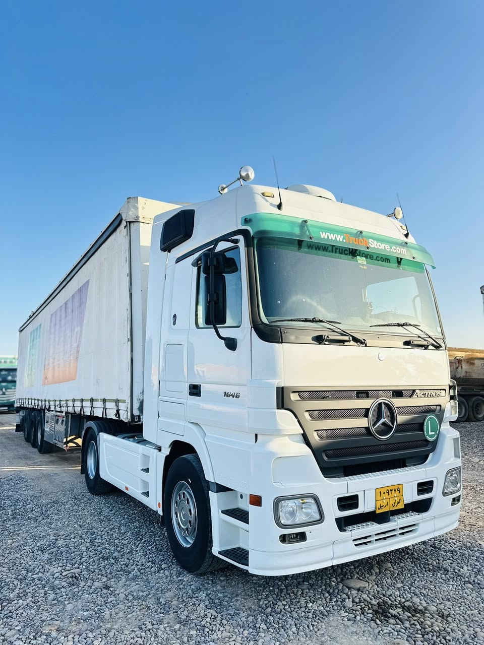 للبيع مارسيدس اكتروز تريله جادر 
موديل 2004
حجم 1846
مواصفات كأمره حساس
ريتايدر تبريد ثلاجه سبلت سقف
دبل مناميه هورنات بلادي 
عربانه نوع شمتز
***********
***********
***********
***********
