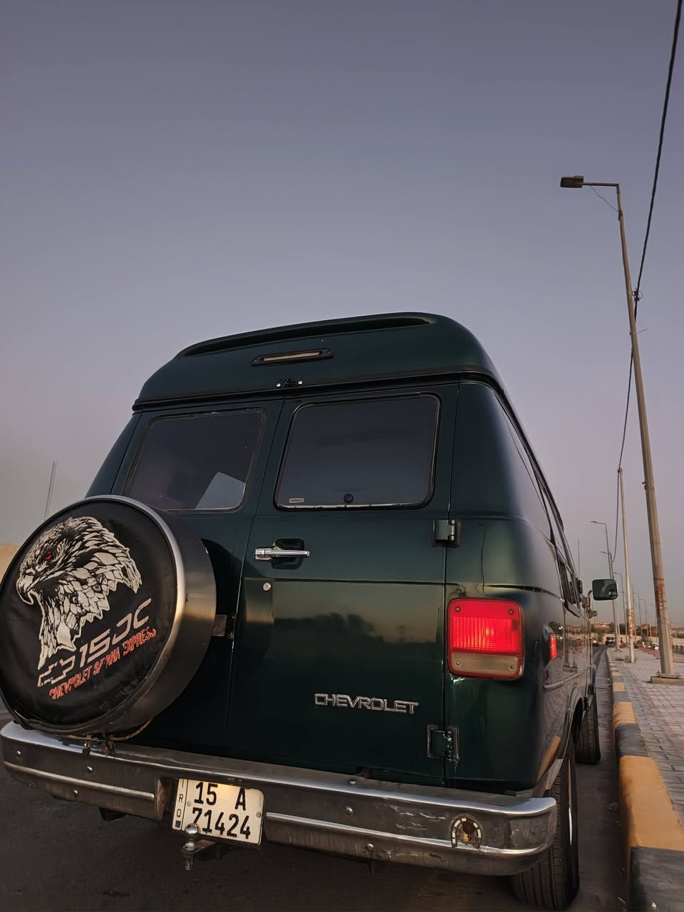 للبيع:
شوفرليرت 
شوفر
شفرليت
شفروليت
شيفروليه G20 Van Explorer موديل 1995
اخت ال جمسي فاندورا
المعروفه ب ساندي بيل 

أمريكي أصيل… نادرة… وسيارة مو مال أي واحد

للبيع Chevrolet G20 Van Explorer موديل 1995، واللي يعرف هذا النوع من السيارات يعرف زين شنو معناها، ويعرف شكد صار صعب تلقى وحدة نظيفة، كاملة، ومعتنى بيها بهالشكل.

هذه مو سيارة عادية حتى تنباع بسعر سيارة والسلام…
هذه فان أمريكي أصيل، قطعة من زمن السيارات الحقيقية، زمن الهيبة، الراحة، والفخامة اللي هسه قليل تلقى مثلها.

السيارة باختصار:

سيارة نادرة جدًا، عليها إدامة كاملة ومصروف عليها صرف كبير ومحترم، لأن بصراحة هذا النوع ما ينوخذ إلا من شخص يعرف قيمته ويحافظ عليه، والحمد لله كانت دائمًا بأيدٍ تقدرها وتعتني بيها مثل ما تستحق.

المواصفات:

- الموديل: 1995
- النوع: Chevrolet G20 Van Explorer
- المحرك: 5700 سي سي
- المكينة: 350 المشهورة
- الگير: أوتوماتيك 700
- التبريد: ثلج  ❄️❄️❄️
  أمامي + خلفي (فريزرين)

وضع السيارة:

- الحمد لله السيارة ما تشكو من أي عطلات
- جاهزة وتوكل
- كل شيء بيها تقريبًا على وضع البلادي
- سيارة تدخل داخلها، ترجع بيك 30 سنة لورا… لزمن السيارات الأمريكية الأصيلة، لزمن الفخامة والبساطة والقوة بنفس الوقت 🥸

بخصوص الصبغ:

بسبب عمر الصبغ وبعض الزلغات وجراد السقف ، تم صبغ السيارة كامل عند الفنان المبدع حسين معيبر ⭐
والشغل مرتب ويليق بسيارة بهذا المستوى.

ليش هذه السيارة مميزة؟

لأنها من النوع اللي بعده يحافظ على روح السيارة الحقيقية:

- مكينة معروفة وقوية ومجربة
- قير معروف واعتمادي
- بدون تعقيدات مزعجة
- لا كمبيوترات تخوف
- لا تكنولوجيا زايدة
- لا وجع راس السيارات الحديثة
  فقط سيارة أمريكية محترمة، قوية، مريحة، وعندها حضور وهيبة بالطريق.

🎄🎄🎄🎄سياره مال سفرات جميله جدا متعه ما تلاقيها بغير سياره 
الكرسي الكشن الكبير الخلفي تقلبه يصير  سرير يكفي لثلاث اشخاص 

إضافات مهمة:

- التايرات تخم
- السيارة والسنوية باسمي
- وعند الشراء إن شاء الله عقد مروري وتحويل مباشر

---

تنويه مهم جدًا:

هذه السيارة مو موجهة للّي يدور أرخص شيء بالسوق
هذه للّي يعرف قيمة الـ G20 Explorer، ويعرف شنو يعني تلقى سيارة بهالعمر وبهذا المستوى من النظافة والاهتمام.

أنا أعرف زين شنو أبيع، والناس اللي تحب هذا النوع من السيارات وتفهم بيه راح تعرف قيمة السيارة من أول نظرة.

إذا حضرتك تشوفها غالية، الله يرزقك بأحسن منها وأرخص، وكل الاحترام إلك 🌹
أما إذا كنت جاد وتعرف قيمة السيارة، فـ أهلاً وسهلاً بيك و مليون  مرحبا 💚

💲 130 ورقه و مجالها جد بسيط 

☎️📞 

***********
