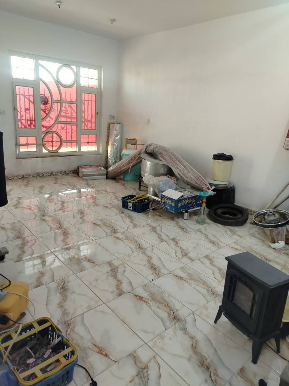 بيت للبيع حي الحكيم نزلت كاله الفرع الثالث عله اليمنى ثالث بيت مساحه 220م يتكون من  غرفتين ومطبخ وهول واستقبال وكراج وحديقه والطابق الثاني هول وغرفتين بناء فول والسطحين شتايكر بناء طابوك السعر 140وقابل للتفاوض للاستفسار 
***********
***********
