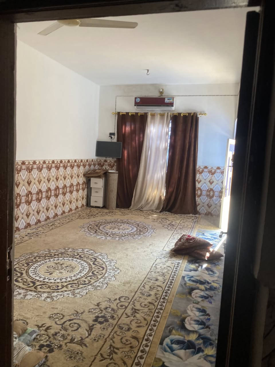 سلام عليكم 
بيت البيع طابو زراعي عرصات سيد ساير نهايت شارع صافي قرب جسر جديد 
مساحه ١٥٠ بناء غرفتين ستقبال وصحيات 
بناء جديد اساس صب  وطابوك بعده بلوك
سطح عگاده بسمي البيت مباشر 
هاي تفاصيله ذكره التصال ***********
سعر ٦٠ وبيه مجال قليل
