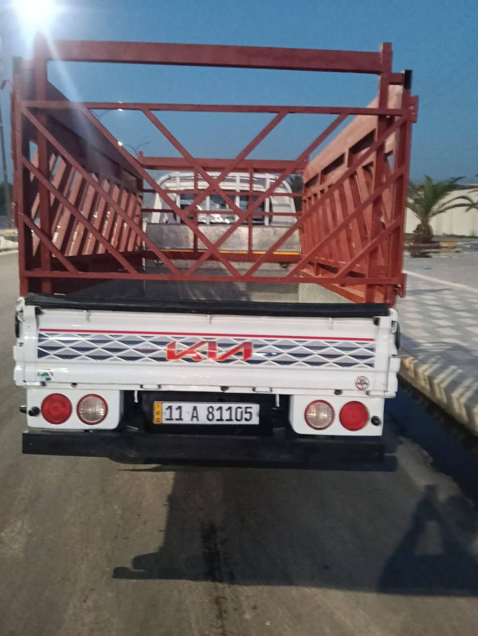كيا فحل موديل 2013 رقمها بغداد انكليزي سنويا لغايا 30 
مكينه 4000 جديده لا ضربه ولا صبغ وكير ومكينه واكسل وشاصي ورقم شاصي كل مكفول تخم تاير جديد سياره جاهزة لشغل محجر وتاير محور 14وستد 27 وتانكي محور 120 لتره ودوشمه سياره جاهزة لشغل كبل السياره مكفوله من الضربه والكص عده صبغ بل دوس وبل ربع شبر والصفاحيات فقط والباقي مابي شي السعر 117 وبيه مجال بسيط الرقم ***********
