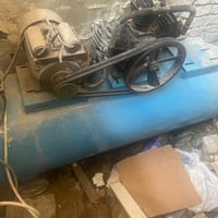 كمبريسر عدد 2 للبيع واحد 200 لتر وثاني 500 لتر مكاني بغداد  0771385277...