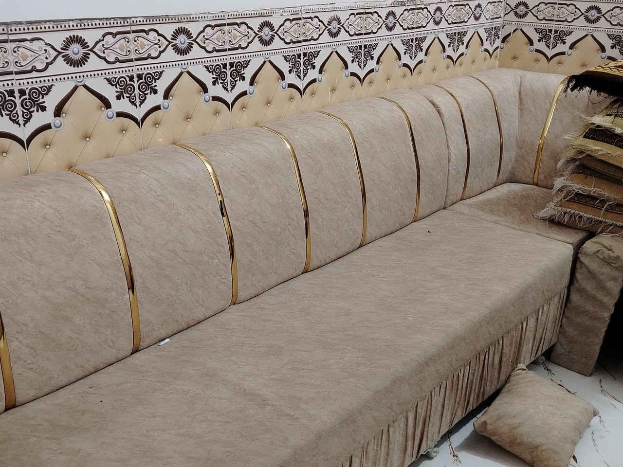 تخم قنفات ديوان كامل وجديد7متر للبيع عنوان الحمزه الشرقي حي الزهور ***********
