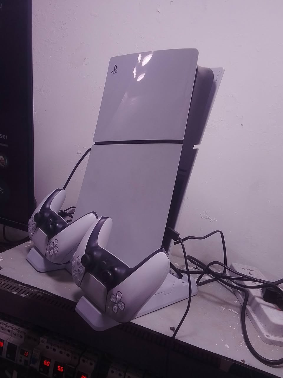 بلي 5  صار شهر ونص ماخذه حته ممشتغل هوايه ويا جوستكات 2 اصليات واقراص 3 ويوبي اس  رايده ب 650 وبي مجال
مكاني بغداد الامين الثانيه ***********
