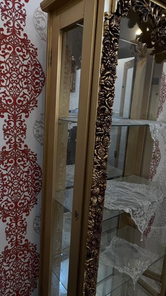 فاترينا مستعمل قليل نظيف جدا عدد ٢ طول ١٦٩ سم وعرض٧٠سم 
طبلة وسطية مع ٤طبلات صغيرة نضيفة بدون كسر او خدش
طخم كامل ١٠نفرات خشب نظيف ٢عدد حجم كبير و٢عدد حجم صغير وعدد ١ حجم وسط

للاستفسار اكثر راسلو معنا واتساب او اتصل الرقم 
***********
