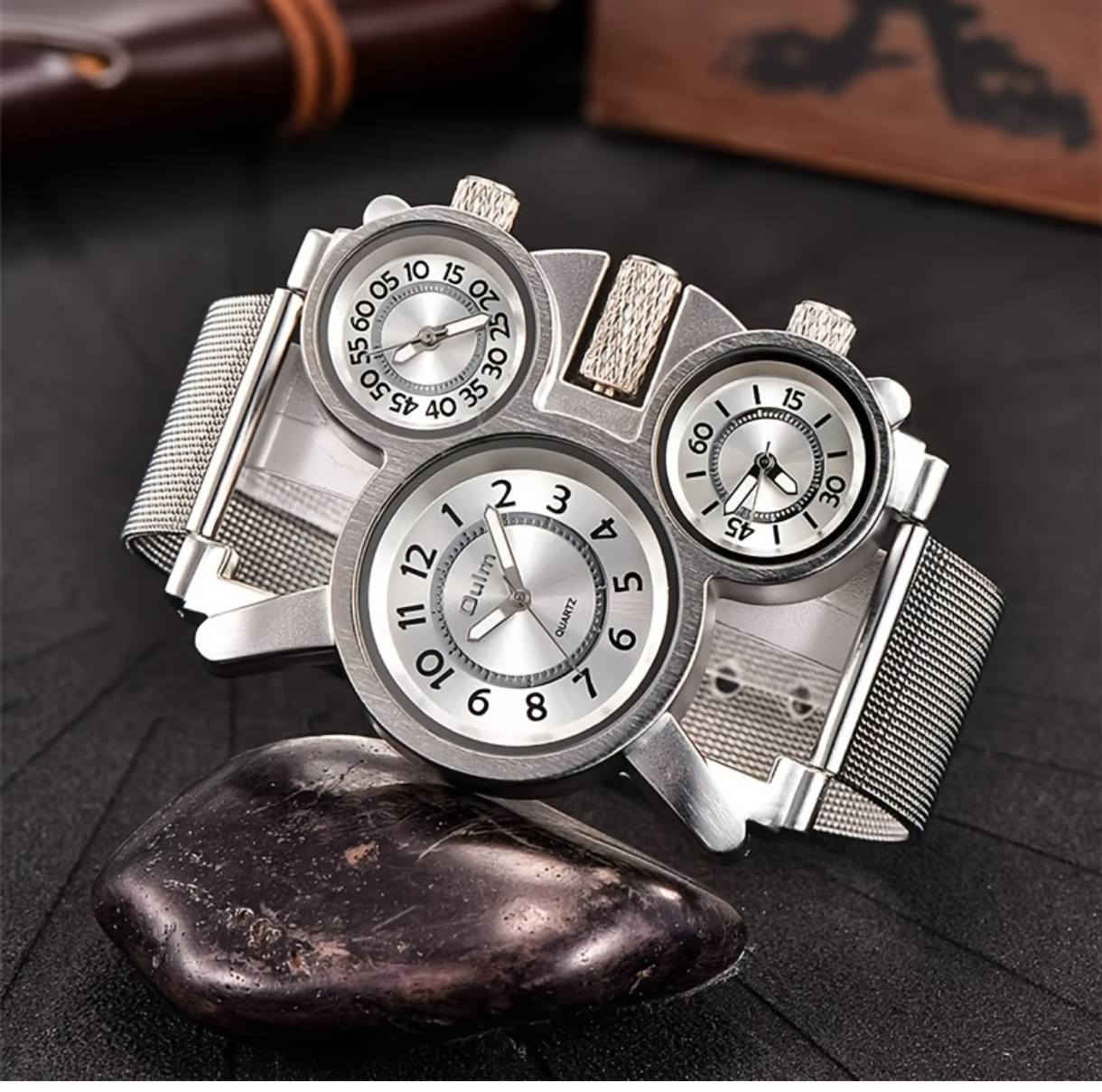 المميزات الرئيسية
ثلاث مناطق زمنية: تحتوي الساعة على ثلاثة مواني فرعية تعمل بحركات كوارتز مستقلة، مما يتيح لك ضبط وعرض الوقت لثلاث مناطق زمنية مختلفة في آن واحد.

التصميم: تأتي بهيكل معدني (سبيكة) كبير الحجم بشكل غير منتظم، مع سوار شبكي من الفولاذ المقاوم للصدأ (Stainless Steel) باللون الفضي.

الحركة: تستخدم حركة كوارتز يابانية (مثل Citizen Miyota) لضمان دقة قياس الوقت.

المتانة: مزودة بزجاج معدني مقاوم للخدش والتاكل.

مقاومة الماء: توفر حماية بسيطة ضد رذاذ الماء أو العرق، لكنها غير مخصصة للسباحة أو الغوص أو الاستحمام.


**إذا كنت صاحب هذا الإعلان وتريد حذفه لأي سبب، رجاءا أرسل رسالة إلى الدعم الفني**