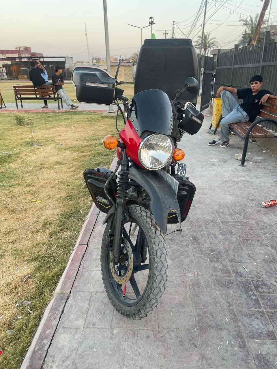 سلام عليكم شباب بوكسر موديل 21 سنويه ورقم مكلف بلنشر المكان بغداد. الغزاليه السعر مليونين وربع وبيها مجال الاتصال ***********
