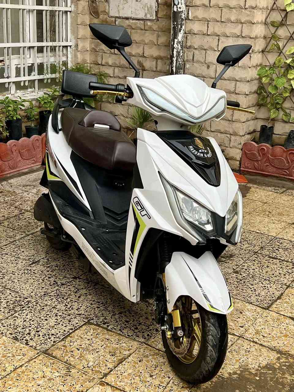 دراجه شحن نوع سكنس موديل 25 استعمال قليل وصل الشراء موجود 6 بطاريات كبار فول سرعتها 80 حقيقي   أربع سرع نظام البك والبارك سويج 2 بصمه 2 شاحنه الاصليه السعر 675 وبي مجال ***********
