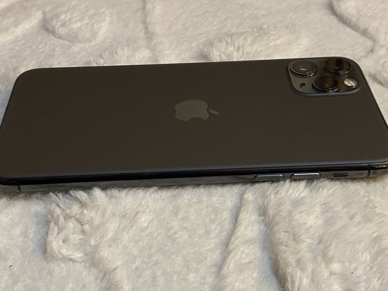 سلام عليكم قطعه ثانيه للبيع / آيفون 11 pro max ذاكره 256 و بطاريه 74% صرفها طبيعي / اخوان الجهاز نضافته ١٠٠٪؜ لا داخل تصليح ولا داخل صيانه على الفحص وتر بروف 
بدون ملحقات و السعر 350 الف / بغداد العامريه للاتصال بالواتساب *********** هذا واتساب
