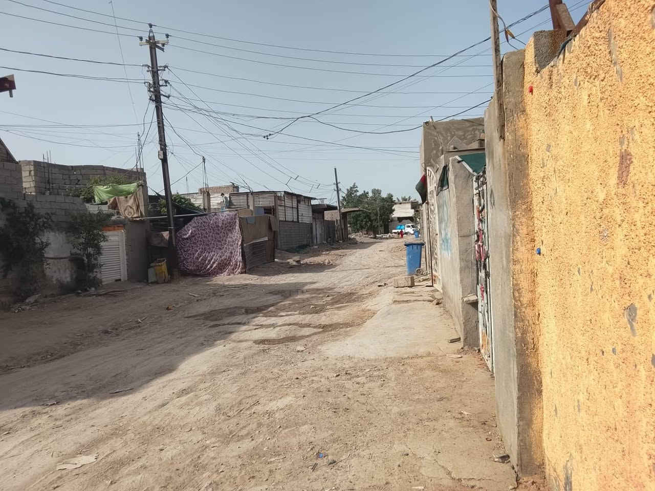 السلام عليكم بيت للبيع او مراوس حسب لقناعه البيت ١٠٠ مربع ابياض وكاشي ونضيف وثالث بيت عله الشارع لتبليط وخدمات كامله مجاري ريسيه مدارس لسكف سندويتش قطعه واحد تجاوز واقع حال ولسعر 28 وبي مجال رقمي واتساب ***********
