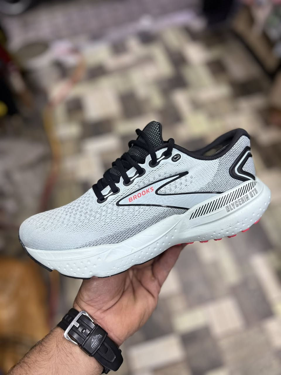 بروكس
غير مستخدم
قياس 40.5
توصيل جميع محافظات 
واتساب
***********
