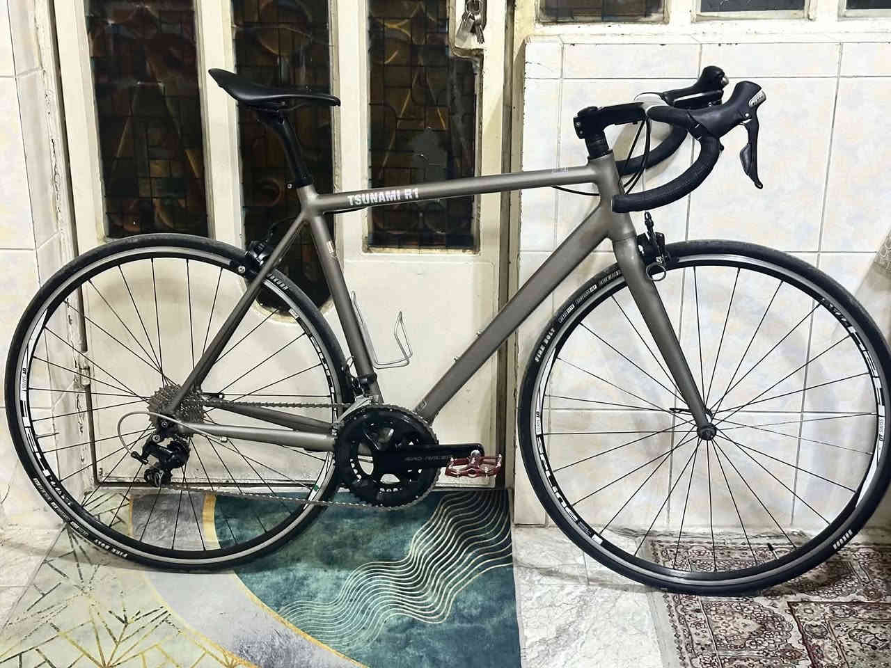 لسلام عليكم متاح للبيع 

دراجة TSUNAMI R1 تسونامي 
الدراجة جديدة بالكارتون على ايدي وكارتونتهه وياهه موديل 2024 
فريم قياس L
لحيم صب وايرات دفن بالكامل 
بوري كاربون سرج كاربون ستيرن متصل كاربون
سستم الدراجه شيمانو 105 r5800 
صينية دفن جديدة اربع براغي 
وياله داتا سويس Dt swiss تايرات جدد 

مكان نجف 
سعر 725 الف متوفر توصيل جميع محافظات العراق 
***********
