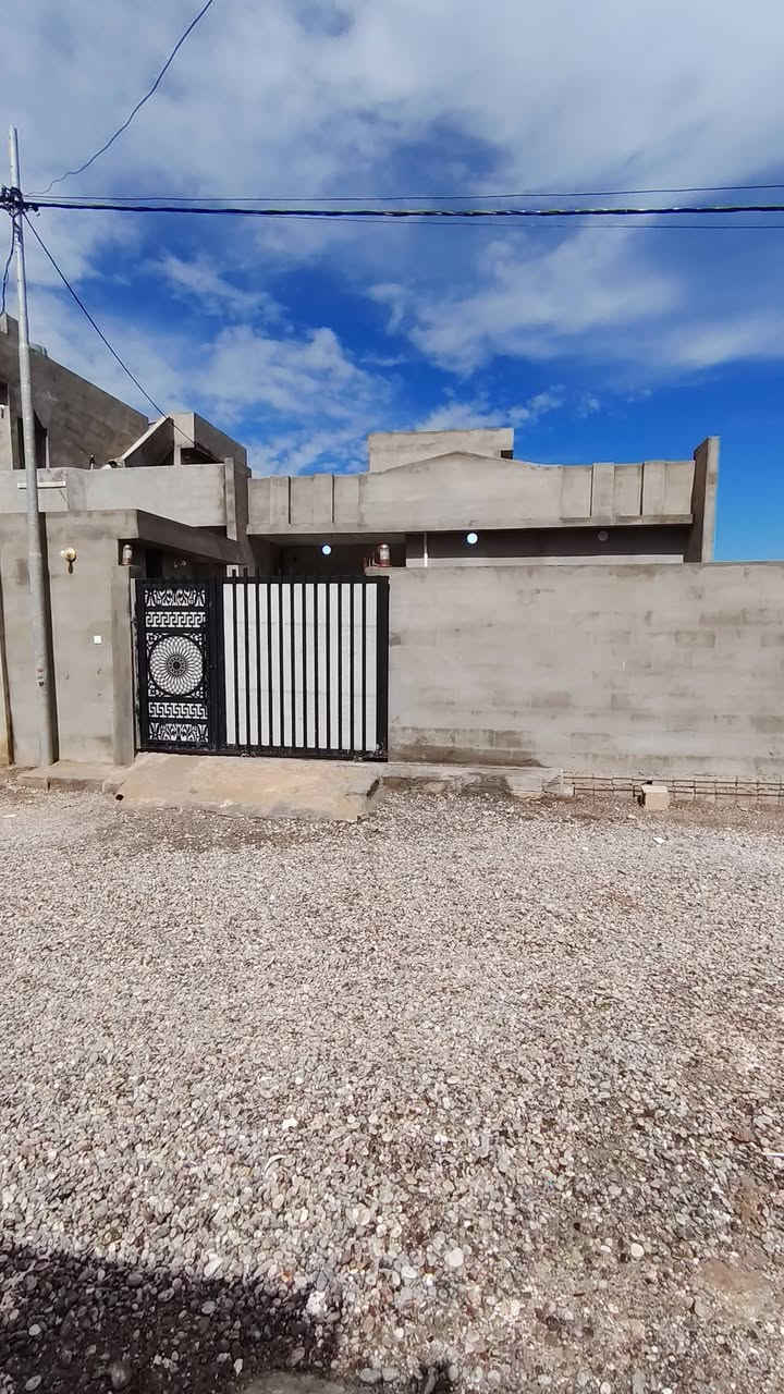 السلام عليكم بيت للبيع مساحة القطعه 250 متر الموقع كاع نجم الجحيشي ثاني فرع صاد عل شمس البيت متكون من غرفتين نوم وهول ومطبخ وربعه البيت بس لبخ داخل ماملبوخ الأرضيه سيراميك والمطبخ والصحيات الداخليه والخارجيه سيراميك للسقف للاستفسار الاتصال على ***********
