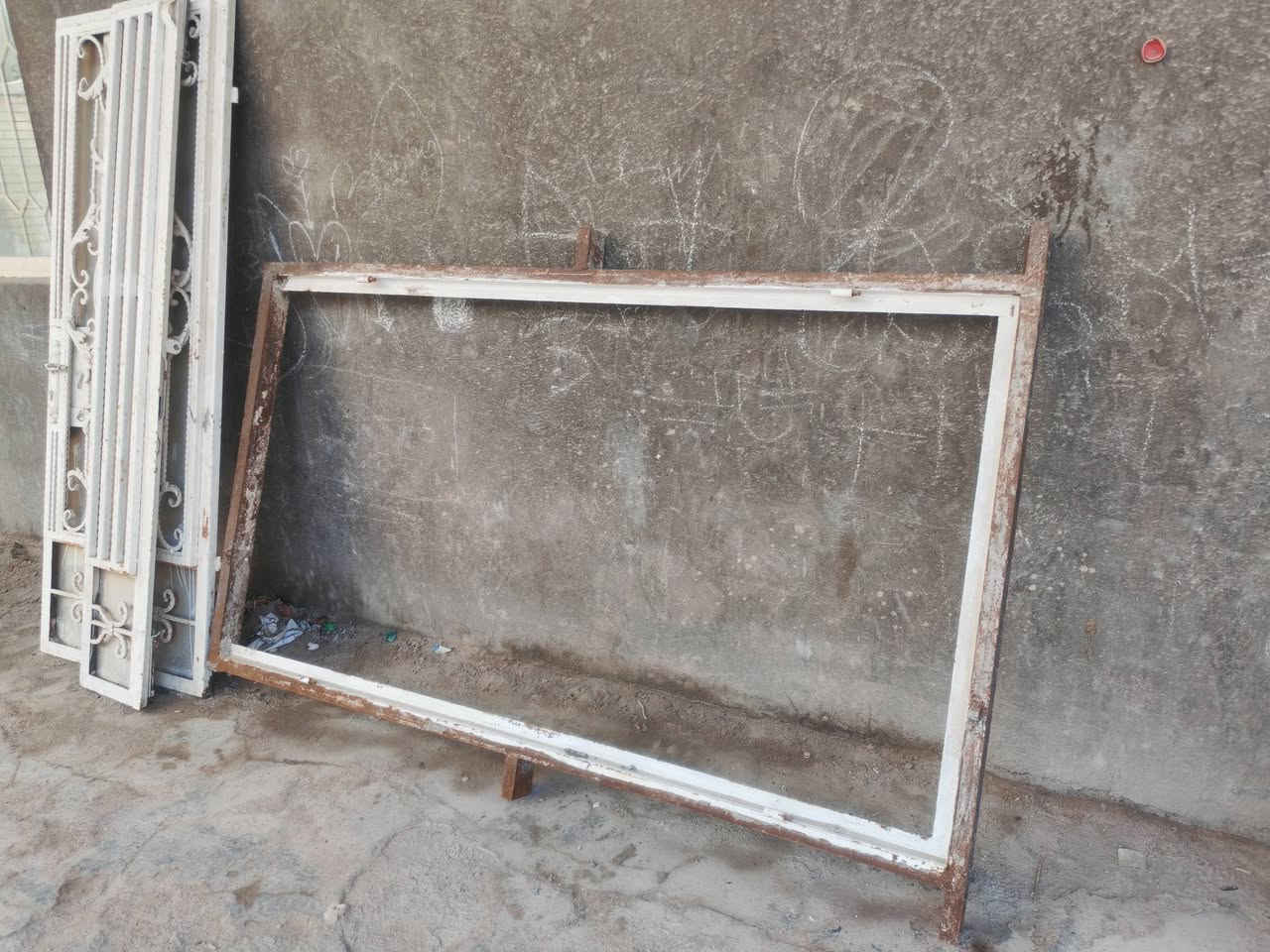 باب طلاكه وربع قياس متر وربع شغل درجه اولى جنل مو شخاط سعره ١٥٠ ألف وشباك قياس متر بمتر وربع سعره ٧٥ ***********
