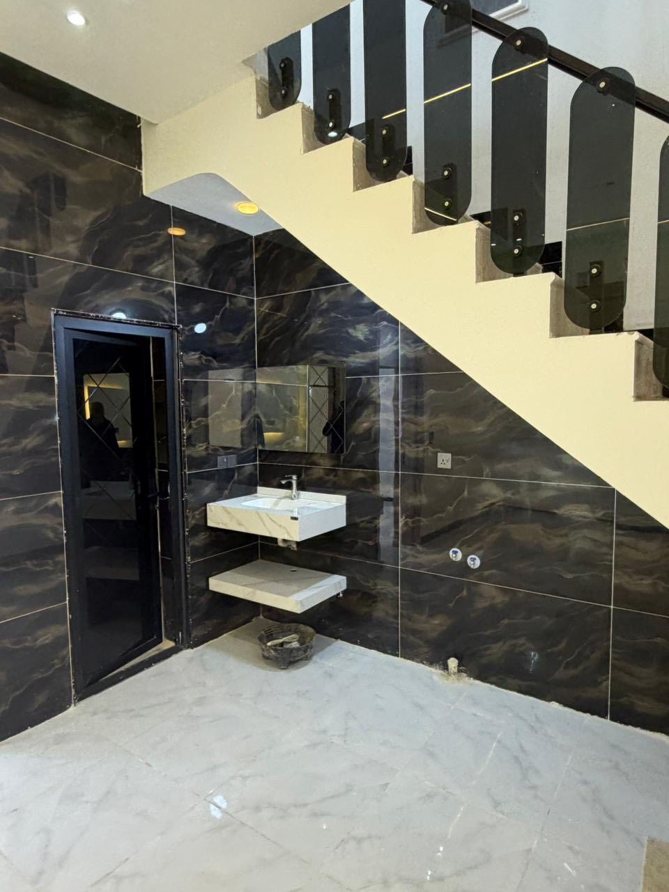 � للبيع منزل فاخر – جاهز للسكن فوراً🏠

📐 المساحة: 100م
📏 الواجهة: 6.25م | النزال: 16م
📍 الموقع: بغداد – الدورة – البوعيثة – العدل الاول
📑 السند: طابو زراعي (25) مشمول بالتطويب

🔹 مميزات تخليك تطمّن:
✔️ منطقة سكنية راقية وهادئة
✔️ قريب من كل الخدمات
✔️ شارع عريض
✔️ موقع ممتاز للسكن والاستقرار

🏠 تفاصيل البيت:
▪️ 4 غرف نوم
▪️ صالة مريحة
▪️ مطبخ عملي
▪️ 2 حمام
▪️ حولي + بيتونة كبيرة
▪️ مناور للتهوية والإنارة

✨ تشطيبات فاخرة (فول مواصفات):
🔸 درج مرمر
🔸 أبواب داخلية تركية
🔸 أبواب خارجية قاصة
🔸 ديكورات جبسن بورد أنيقة

📞 لا تضيع الفرصة
📲 اتصال / واتساب: ***********

—
