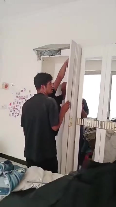 سلام عليكم ٣ غرف نوم تركي 
ثنين ٢ نفر 
وحده نفر واحد 
بيع شلع ٣ غرف وأسعار. مناسبه  جدا الغرفه. ب ٢٥٠ من الأخير الف ما  انزل لن غيرت مكاني واريد ابيعهن مستعجل كلش مكاني شارع فلسطين بيهن وحده من جوته صاير بيها رطوبه شويه 

‭***********‬

