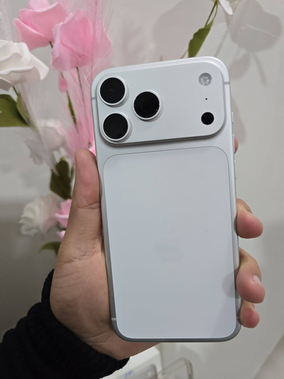 سلام عليكم ورحمه الله
17 برو ماكس سلفر سيمكرت ياخذ ZA
ذاكره 256 بطاريه 100
مشحون 20 مره فقط غراضه كامله 
مستخدم اسبوعين ويا لزكه كفر عدسات 
جهاز جديد خدش مابي ابد نضافه 100
السعر 2150 مكاني بغداد كرخ 
***********
