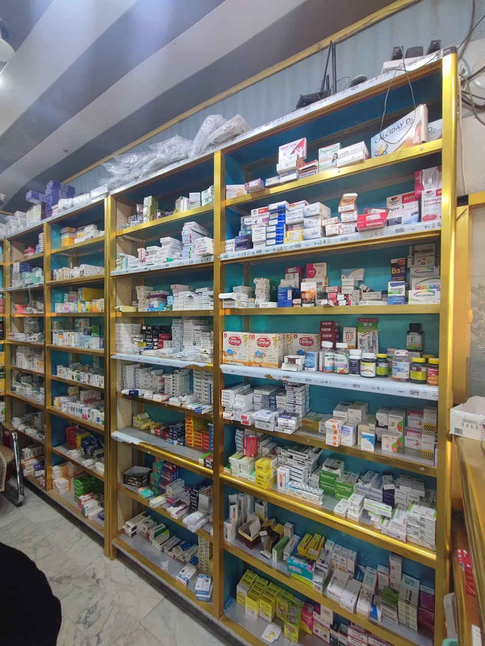 فاترينات المنيوم شغل ثقيل للبيع العدد 10 قطع  مع ميز عرض  ***********
