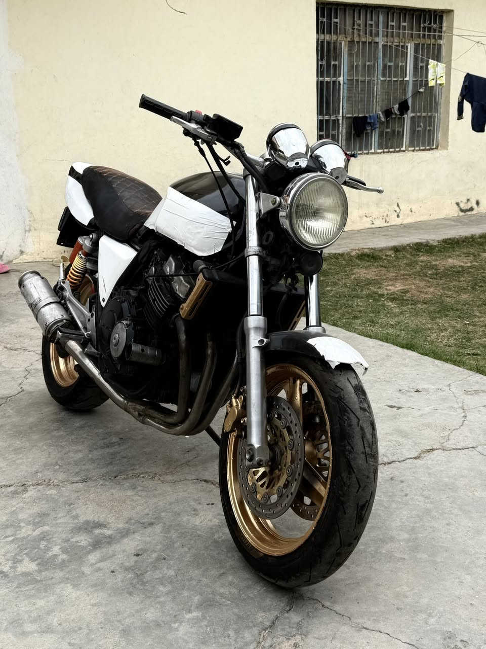 سلام عليكم سيبي فور 400 جيل اول 16ولف نشاط خير من الله نضافه مثل ما موضح بل صوره كهربائيات كلهه شغاله بس كابريترات يطوفن فقط تجي تجيك وتشلع عيوني السعر مليون 300 الاستفسار *********** واتساب ***********
