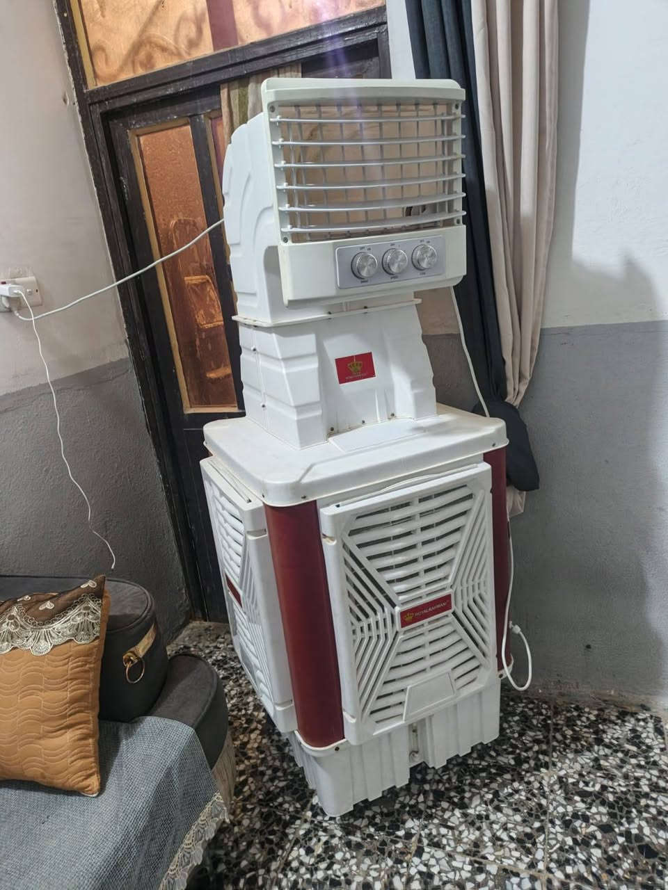 السلام عليكم مبرده للبيع حجم وسط استعمال صيفيه وحده شرط اخت الجديده البروده مالتهه ثلج السعر 190 وبيهه مجال حك الجيه اي استفسار رقم تلفوني ***********

