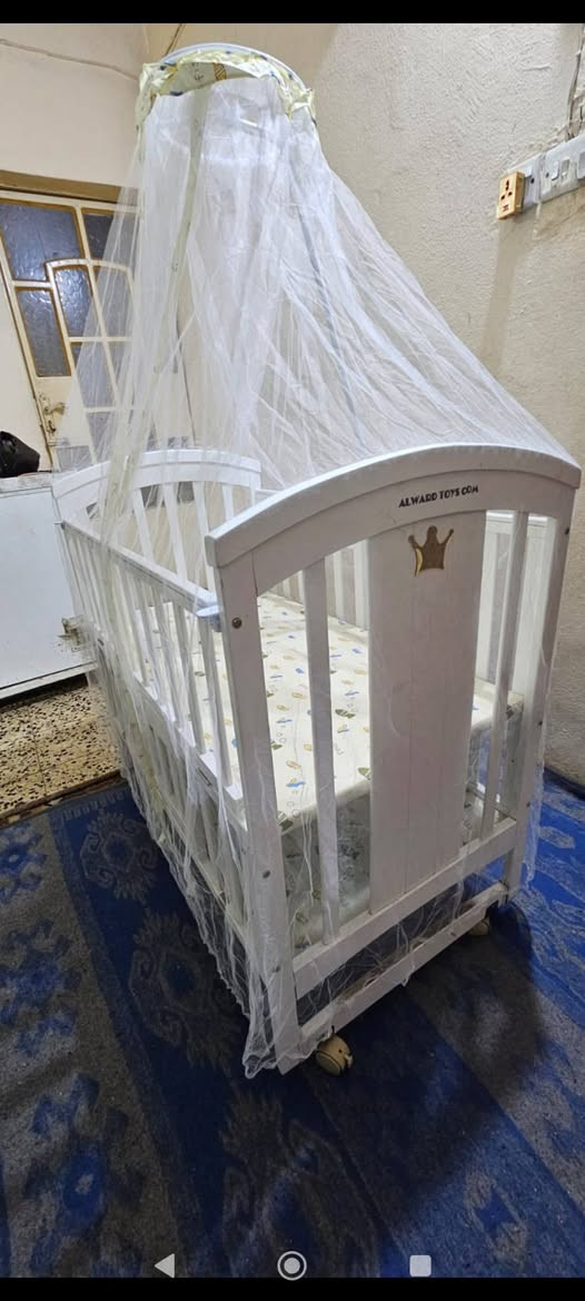 سرير طفل حديث ولاده  الى عمر ٦ سنوات مع ناموسيه ويتحول من مهد الى عجلات
مستخدم لمده شهر
السعر ١١٠
***********
