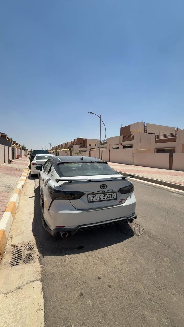 � للبيع كامري TRD 2021 فل مواصفات رياضية 🔥
▪️ موديل: 2021
▪️ فئة: TRD الأصلية
▪️ محرك: V6 سعة 3.5 لتر
▪️ القوة: 301 حصان
▪️ قير أوتوماتيك 8 سرعات
▪️ وارد أمريكي
▪️ لون أبيض مع سقف أسود
▪️ رنات رياضية TRD سود أصلية
▪️ جناح خلفي وكت رياضي TRD
▪️ سيارة شكل رياضي مميز وصوت ومحرك قوي

📋 الفحص:
✅ محرك، بونيد، قمارة، صندوق بدون
✅ جهة الراكب كاملة بدون
⚠️ جهة السائق بيها أعمال صبغ وتصليح موضحة بالفحص

🚗 السيارة نظيفة جداً، ثبات عالي، محرك V6 مرغوب ونادر بالسوق مقارنة بمحركات الأربع سلندر.

💰 السعر: (20،000$ دفترين)
📍 الموقع: (كركوك)
📞 للتواصل: (***********)

“سيارة لليدور قوة والشكل الرياضي، TRD الحقيقي بمحرك V6 301 حصان، جاهزة للاستخدام وما تحتاج مصرف
