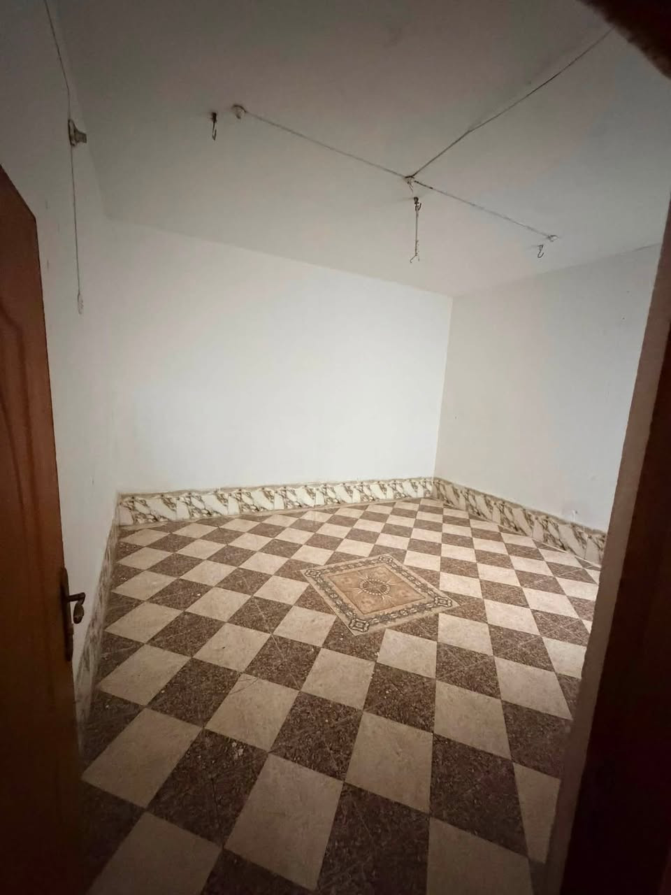 للبيع 📍
دار للبيع او للاجار ..
أجاره 200 ، اذا كُل شهرين ينحسب 175 
واذا للبيع 27 وبي مجال ..
100 متر ، شارع المطار القديم قرب مدارس القصواء 
***********
