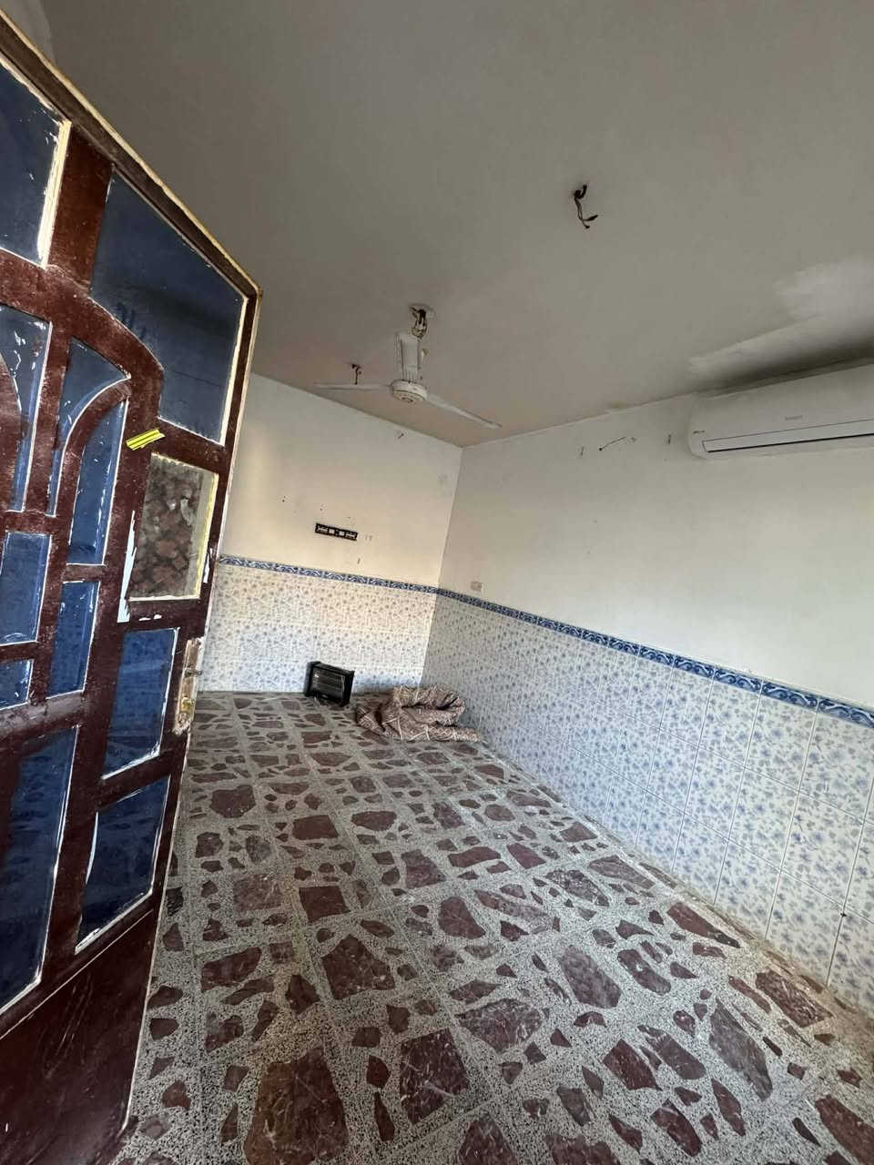 سلام عليكم بيت للبيع ب منطقة الشعب شارع عدن نهاية الفورتات قريب عل شارع البيت مساحته ١١٠ صاله استقبال غرفه بل اخير حمام بواري تاسيس جديد مي كهرباء نضيف بيت السعر ١٢٥بي مجال *********** متواجد خاص
